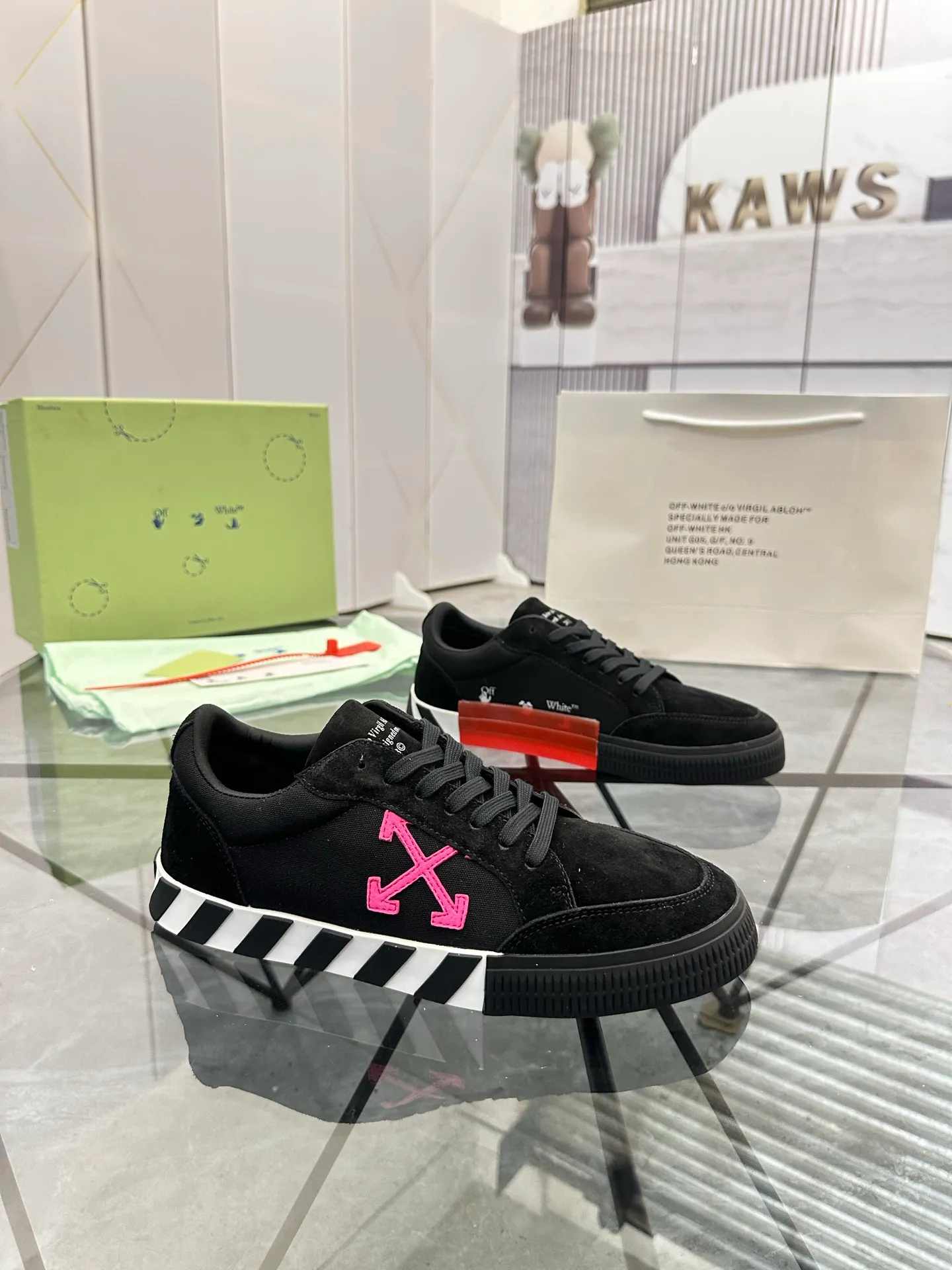 Selling men's shoes 💰: 💰P440¥ Product trademark: OFF WHITE * "OFF WHITE*" low-top casual shoes Regular size: 35-45 (can be customized to 46) Couple style Product materials: imported nubuck leather upper spliced ​​with original fabric, breathable lining, original outsole. No.: H203